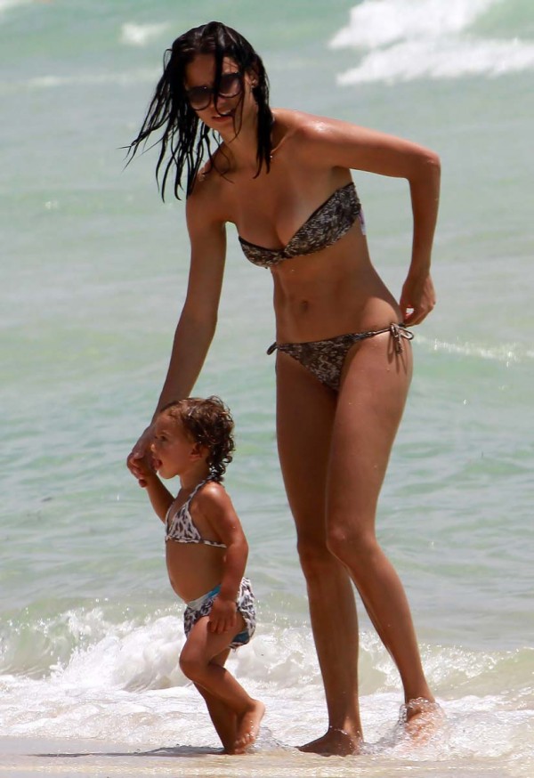 Adriana Lima bikini candidas