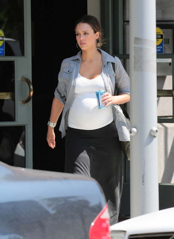 Jessica Alba pregnant pokies