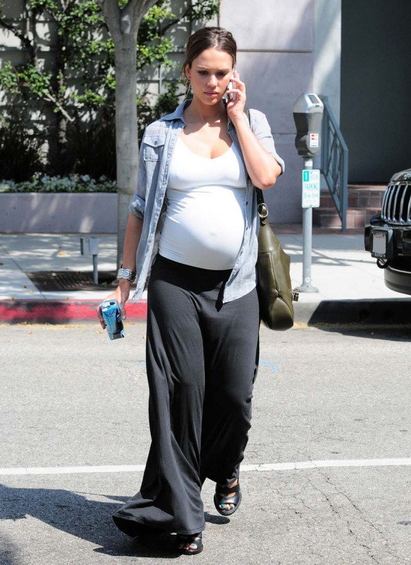 Jessica Alba pregnant pokies