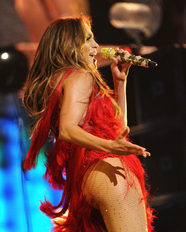 Jennifer Lopez booty performs