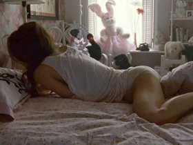 Natalie Portman masturbates
