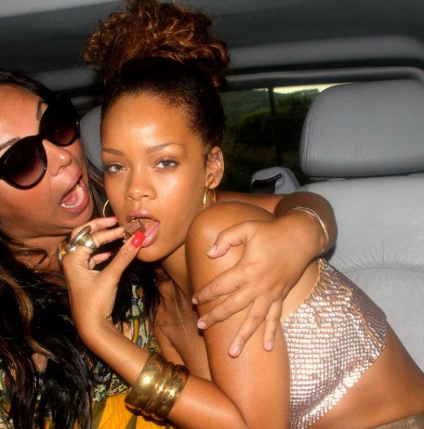 Rihanna vacation hotness