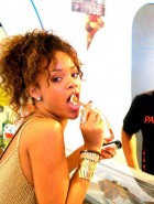 Rihanna vacation hotness