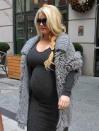 Jessica Simpson pregnant cleavage