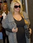 Jessica Simpson pregnant cleavage