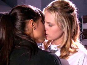 Jordana Brewster Jodie Foster Kiss 7