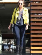 Miley Cyrus sideboob