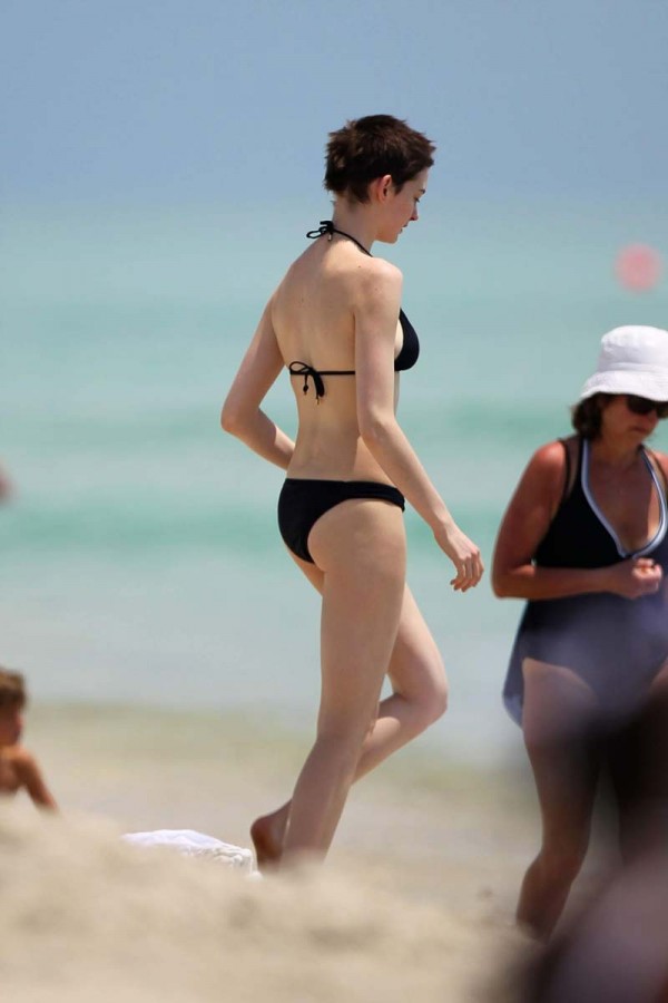 Anne Hathaway bikini
