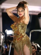 Kelly Brook gold