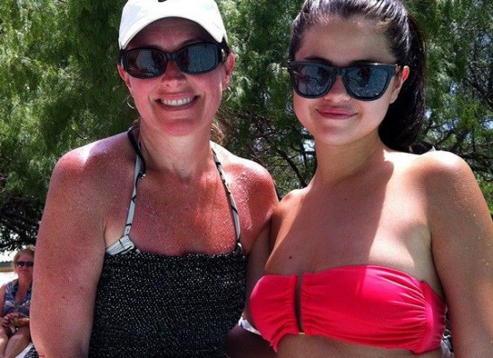 Selena Gomez bikini twitpic