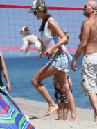 Alessandra Ambrosio beach