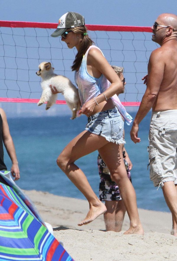 Alessandra Ambrosio beach