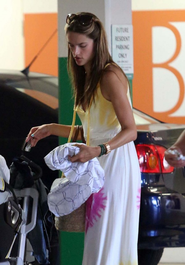 Alessandra Ambrosio nip slip