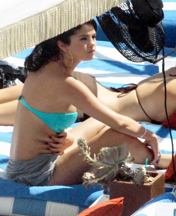 Selena Gomez en bikini + yapa