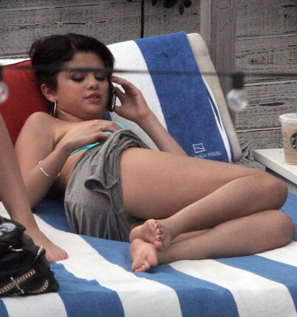 Selena Gomez en bikini + yapa
