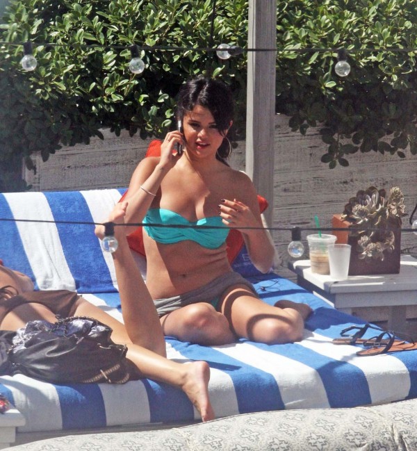 Selena Gomez en bikini + yapa