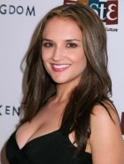 Rachael Leigh Cook cleavage