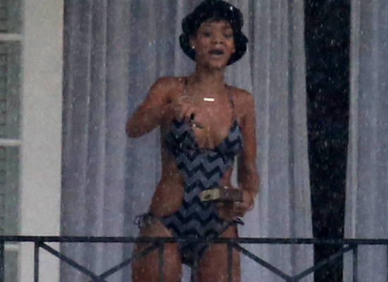 rihanna-swimsuit-4