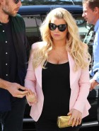 Jessica Simpson busty