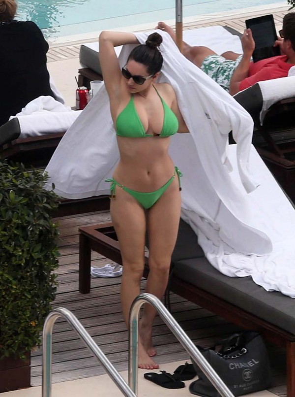kelly-brook-poolside-10-600x806.jpg