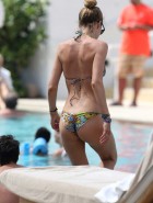 Doutzen Kroes pool