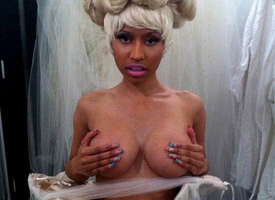 Nicki Minaj topless twitpic