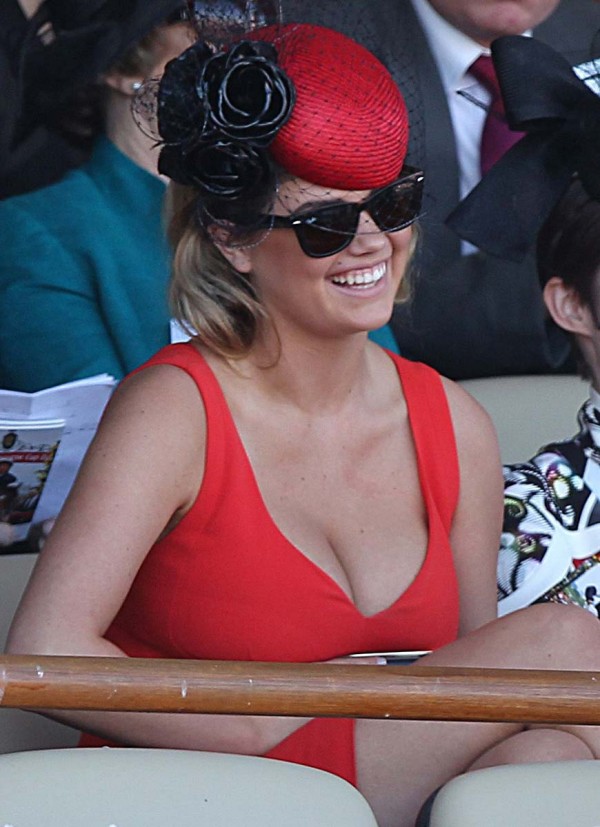 kate-upton-cleavage-at-melboune-cup-day-11-600x827.jpg