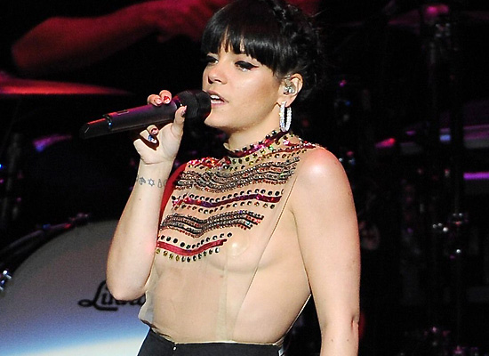 Lily Allen sideboob