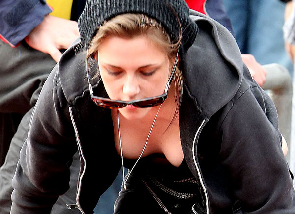 kristen-stewart-cleavage-05.jpg