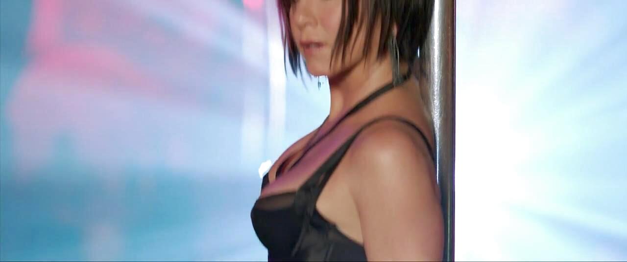 Jennifer Aniston by the pole in the strip-club scene from We're the Millers (2013)