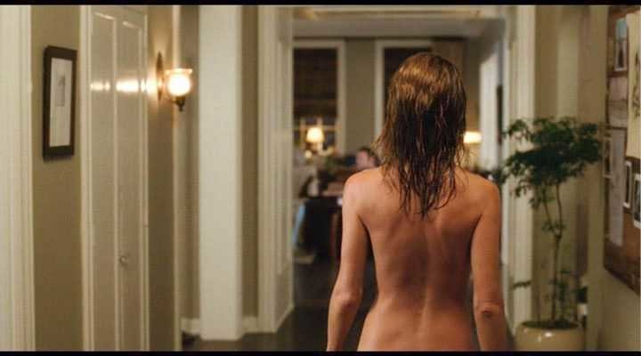 Jennifer Aniston nude from behind walking down the hallway in The Break-Up (2006)