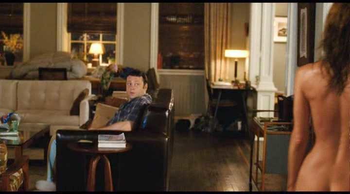 Jennifer Aniston naked walk past Vince Vaughn on the couch in The Break-Up (2006)