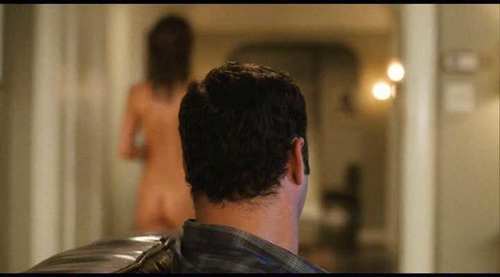 Jennifer Aniston nude at the end of the hallway behind Vince Vaughn in The Break-Up (2006)
