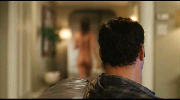 Jennifer Aniston naked in the distance as Vince Vaughn watches in The Break-Up (2006)