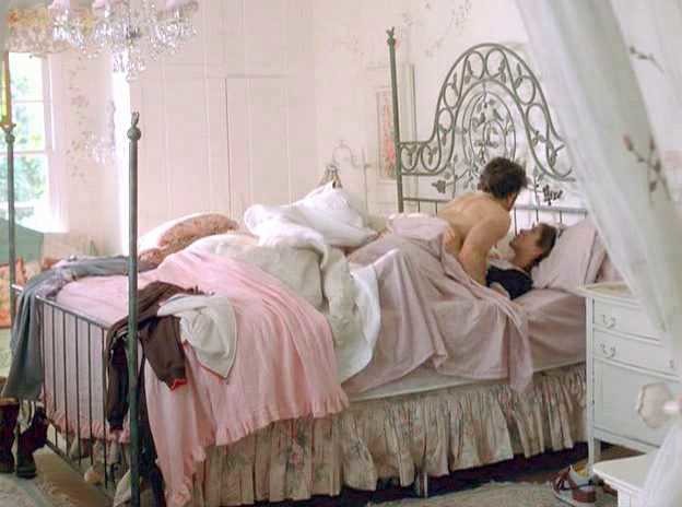 Wide shot of the pink bedroom scene in Friends with Money (2006)