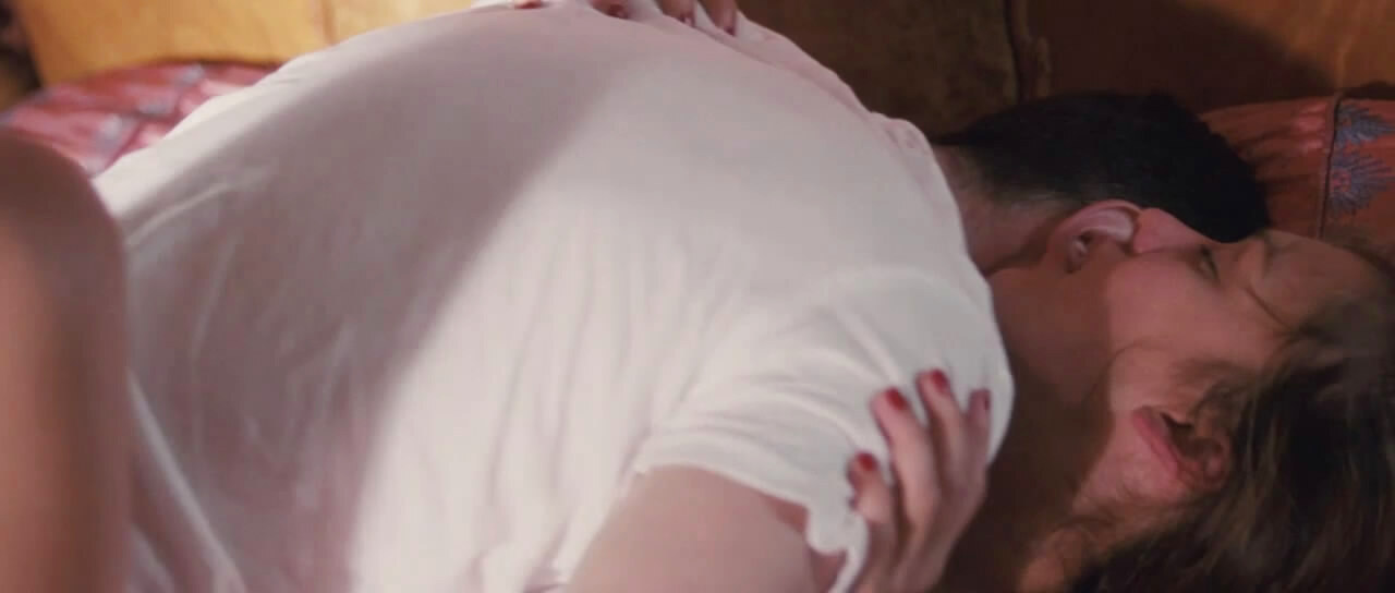 Jessica Alba embracing Casey Affleck in The Killer Inside Me (2010)