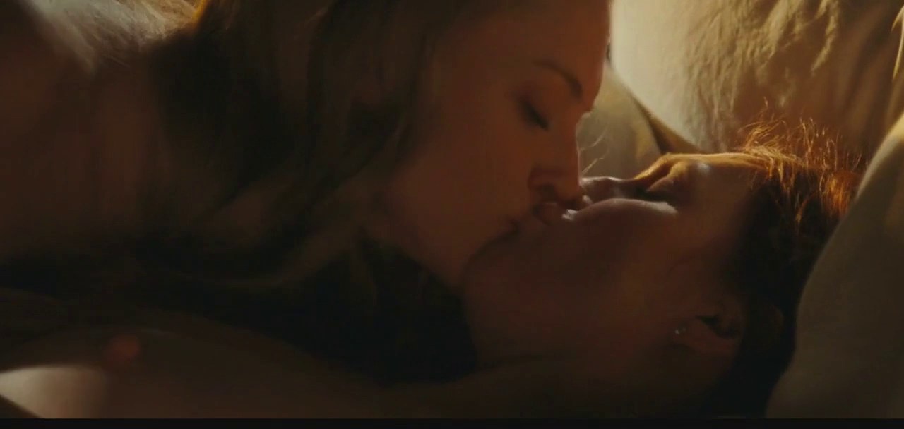 Amanda Seyfried and Julianne Moore in the hotel scene, Chloe