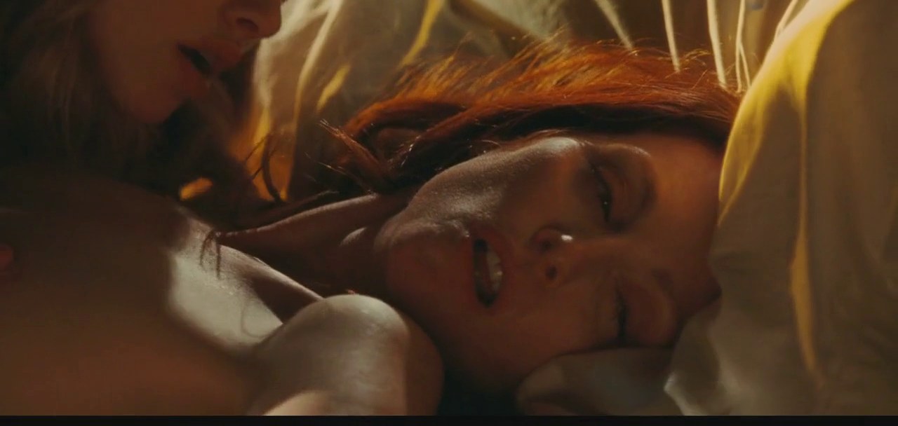 Amanda Seyfried and Julianne Moore in the hotel bed, Chloe (2009)