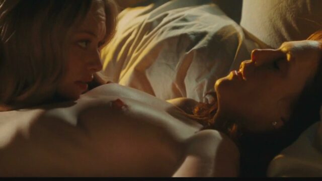 Amanda Seyfried as Chloe Sweeney and Julianne Moore as Catherine in Chloe (2009), in a hotel room