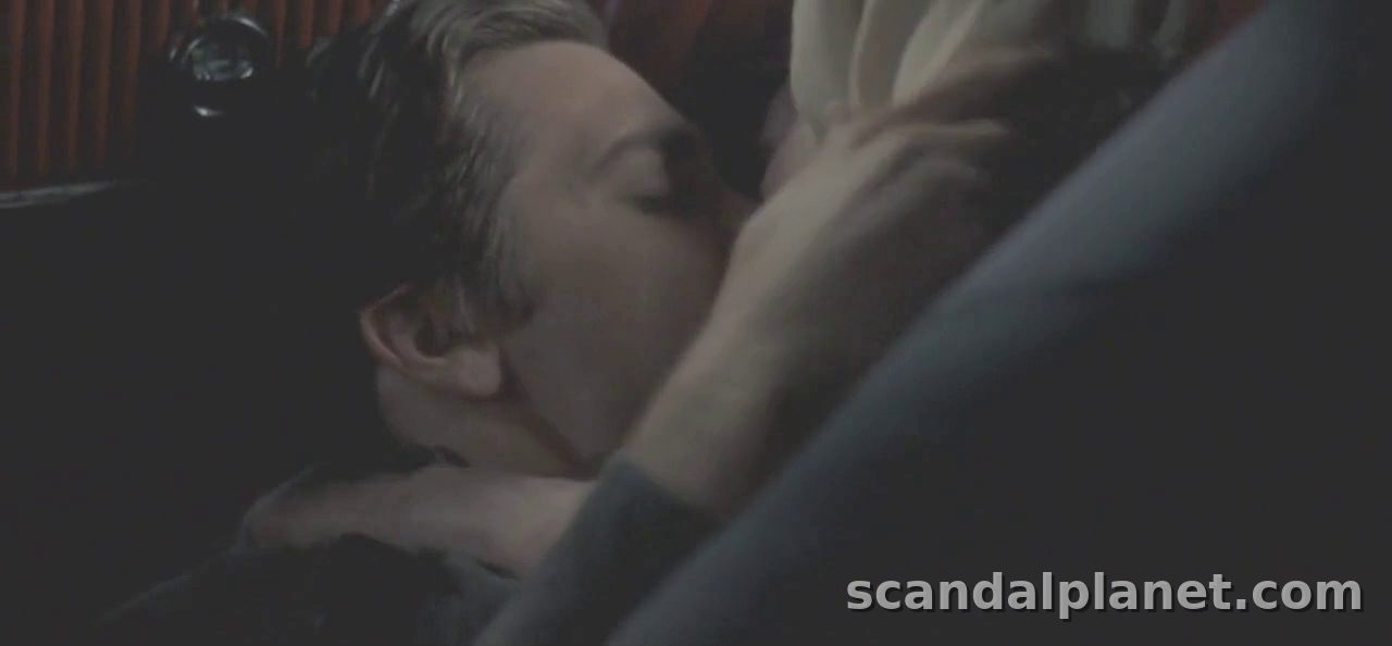 Anne Hathaway and Jake Gyllenhaal kissing in the back seat, Brokeback Mountain (2005)