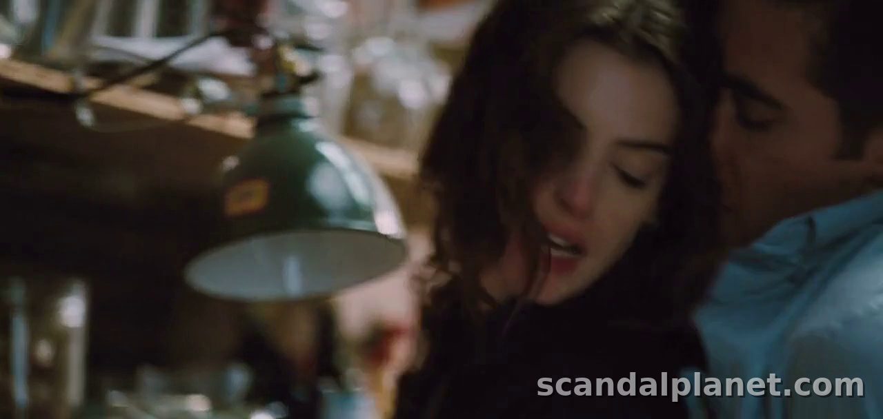 Anne Hathaway and Jake Gyllenhaal kissing in the kitchen, Love & Other Drugs (2010)