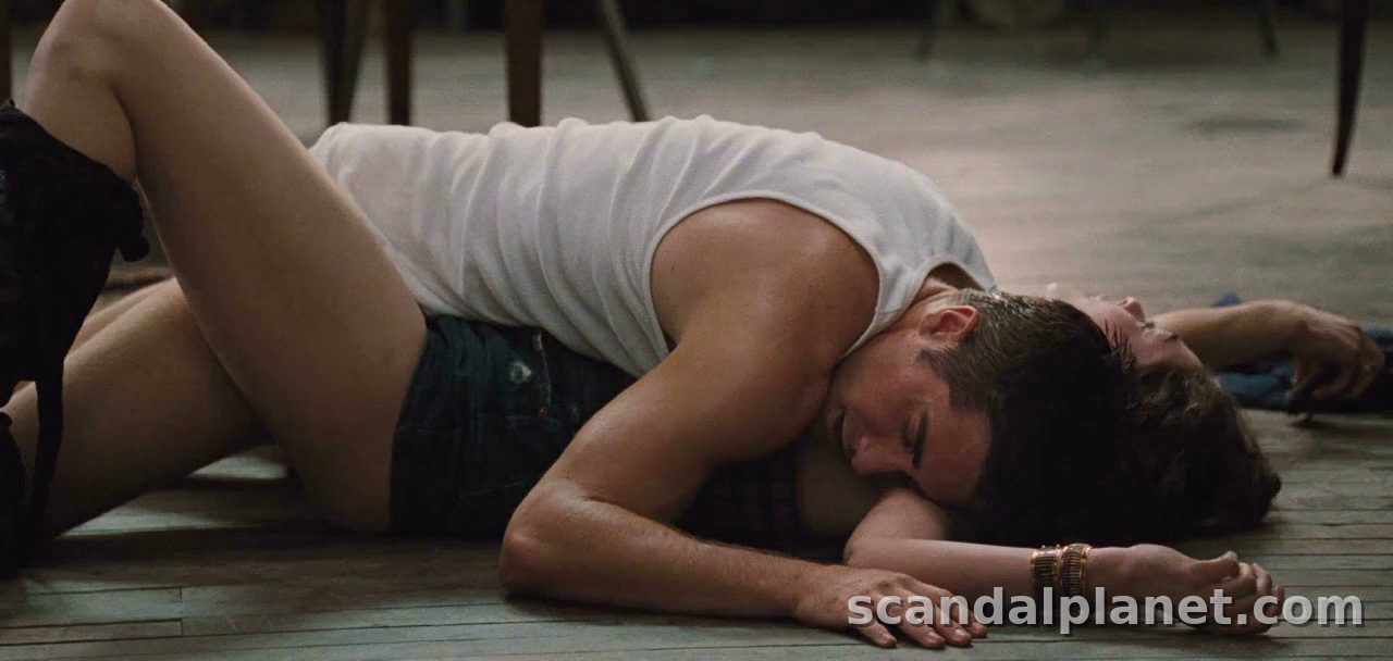 Anne Hathaway and Jake Gyllenhaal on the floor of her loft, Love & Other Drugs