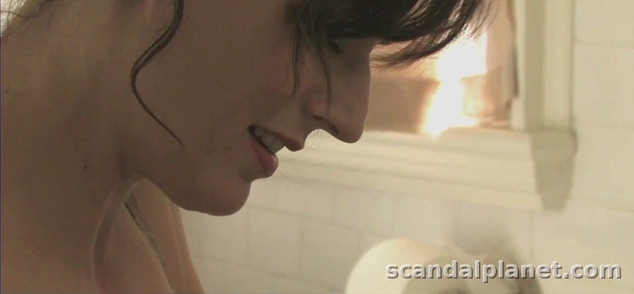 Anne Hathaway with her head bowed in the bath, Rachel Getting Married