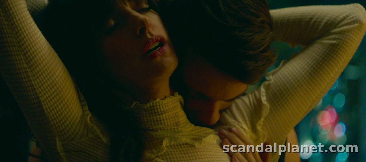 Anne Hathaway and Nicholas Galitzine kissing, The Idea of You