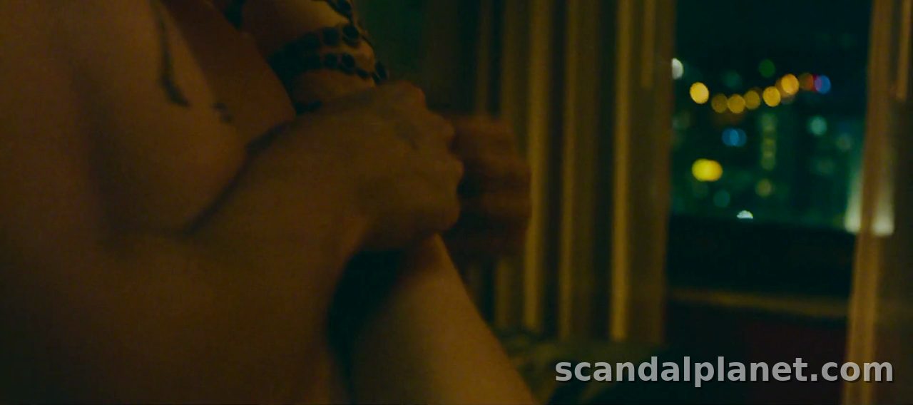 Anne Hathaway in the hotel bed scene, The Idea of You (2024)