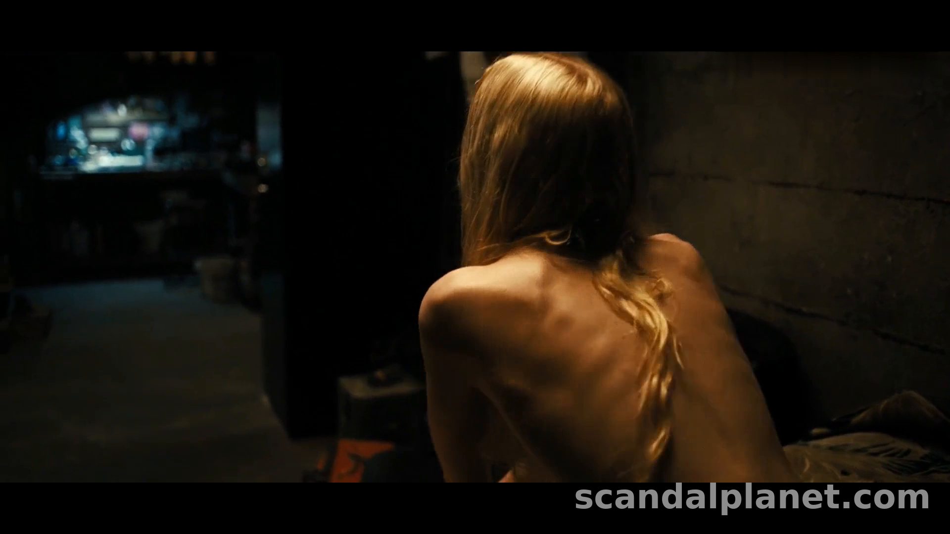 Chloe Cherry from behind on the edge of the bed, Euphoria S3E2