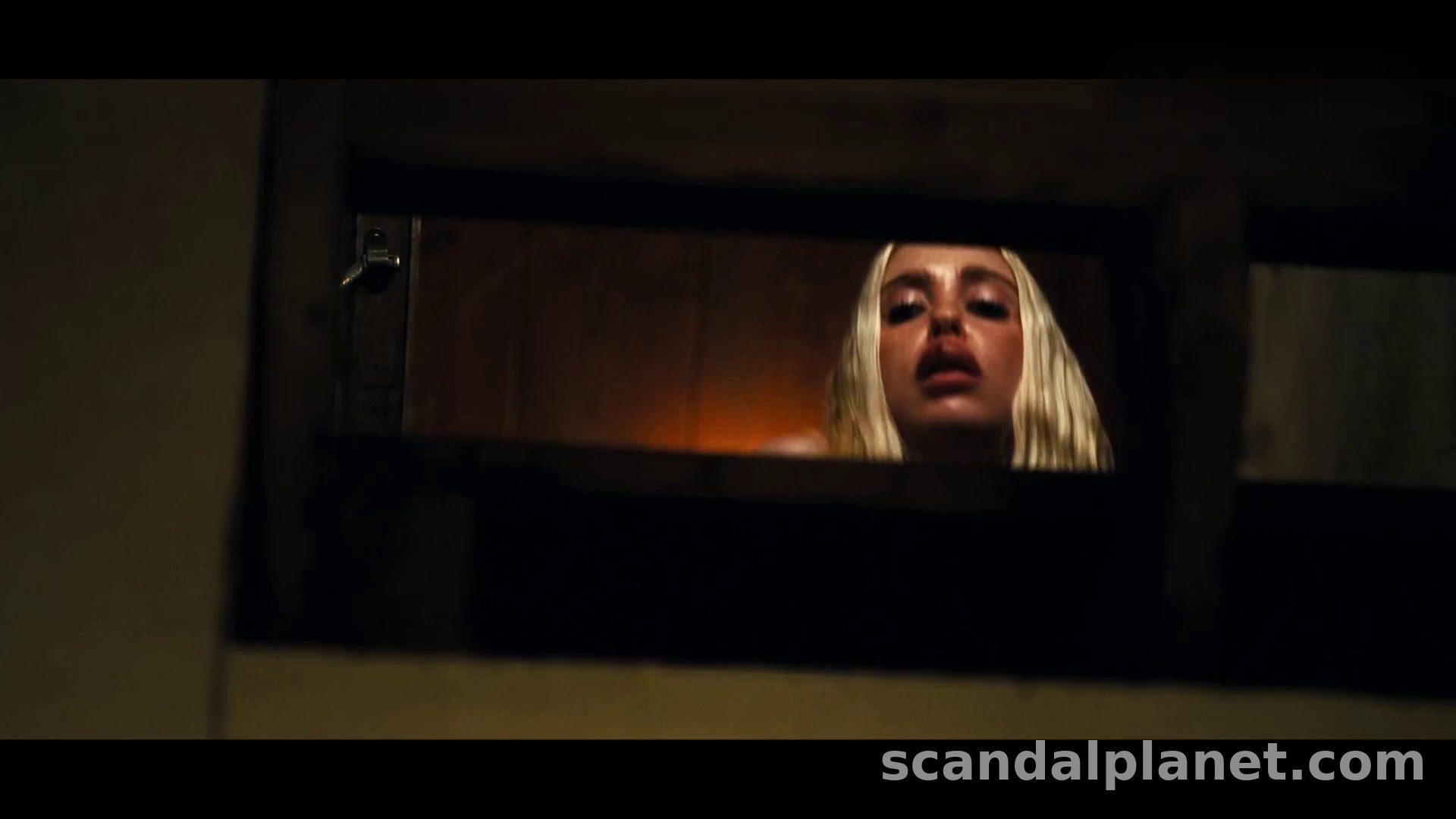 Chloe Cherry peering through the gap, Euphoria series finale