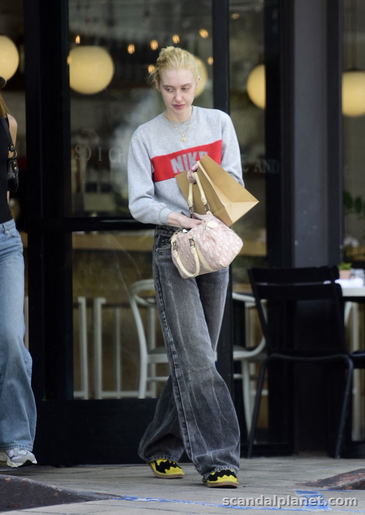 Chloe Cherry carrying takeout in Los Angeles, April 2024