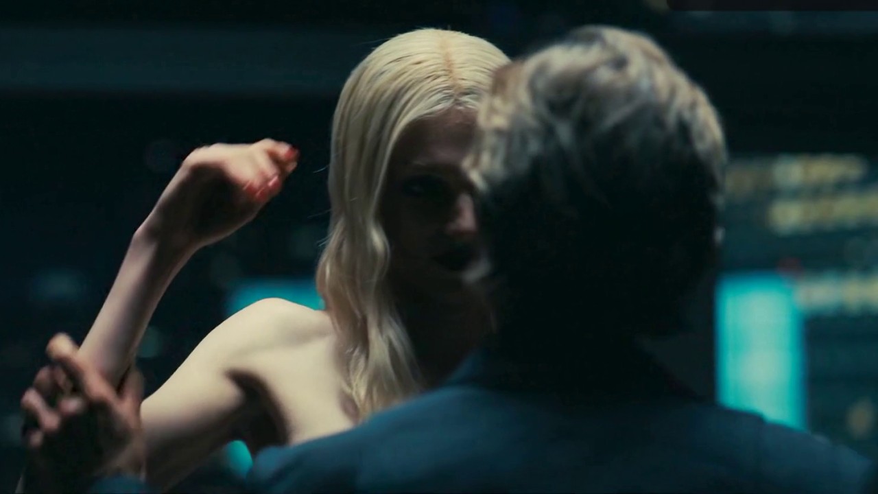 Hunter Schafer raising her arms for Ellis, Euphoria season 3