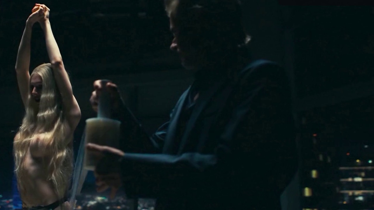 Jules with her arms raised as Ellis watches, Euphoria S3E3